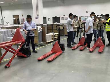 電動高升程搬運車交付使用，感謝廠家羅總親自跟客戶講解操作方法！